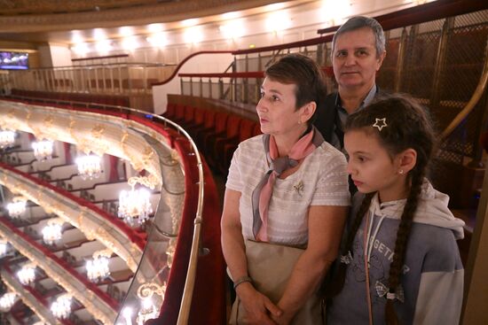 Выставка "Россия".  Семья миллионного гостя выставки "Россия" посетила Большой театр