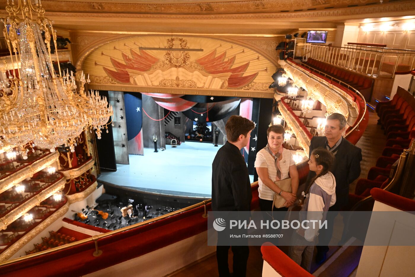 Выставка "Россия". Семья миллионного гостя выставки "Россия" посетила Большой театр
