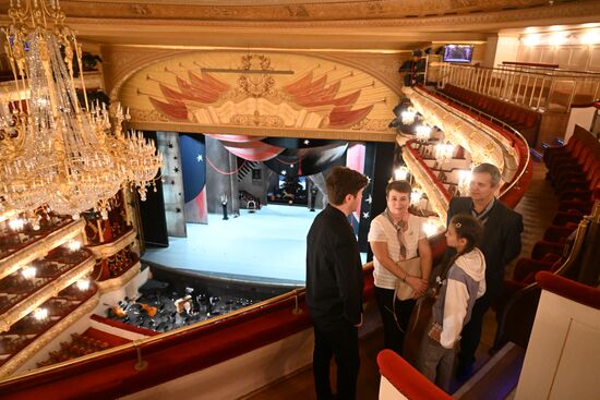 Выставка "Россия".  Семья миллионного гостя выставки "Россия" посетила Большой театр