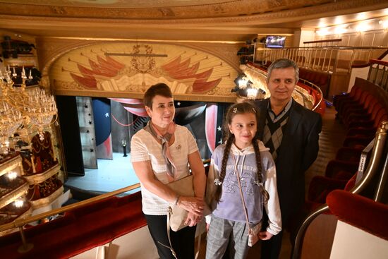 Выставка "Россия".  Семья миллионного гостя выставки "Россия" посетила Большой театр