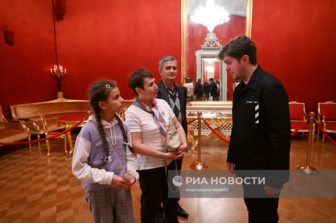 Выставка "Россия". Семья миллионного гостя выставки "Россия" посетила Большой театр