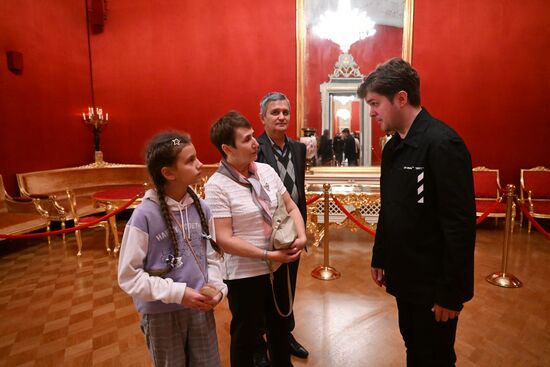 Выставка "Россия".  Семья миллионного гостя выставки "Россия" посетила Большой театр