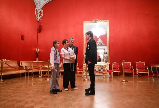 Выставка "Россия".  Семья миллионного гостя выставки "Россия" посетила Большой театр