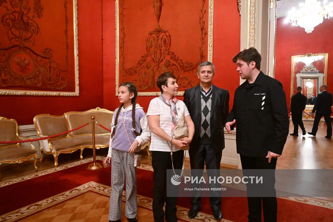 Выставка "Россия". Семья миллионного гостя выставки "Россия" посетила Большой театр