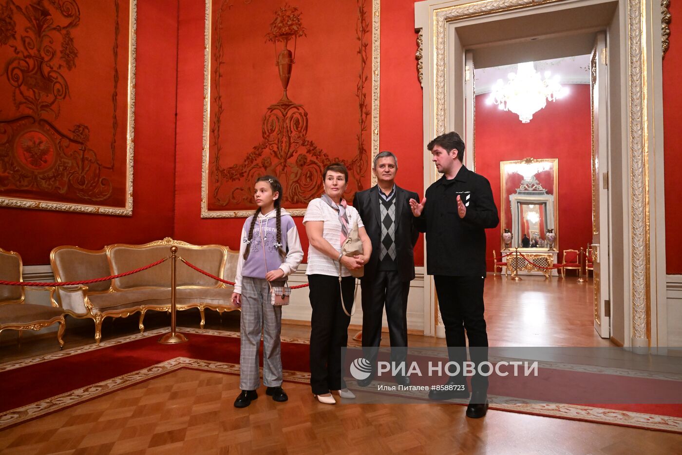 Выставка "Россия". Семья миллионного гостя выставки "Россия" посетила Большой театр