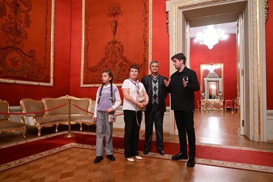 Выставка "Россия".  Семья миллионного гостя выставки "Россия" посетила Большой театр