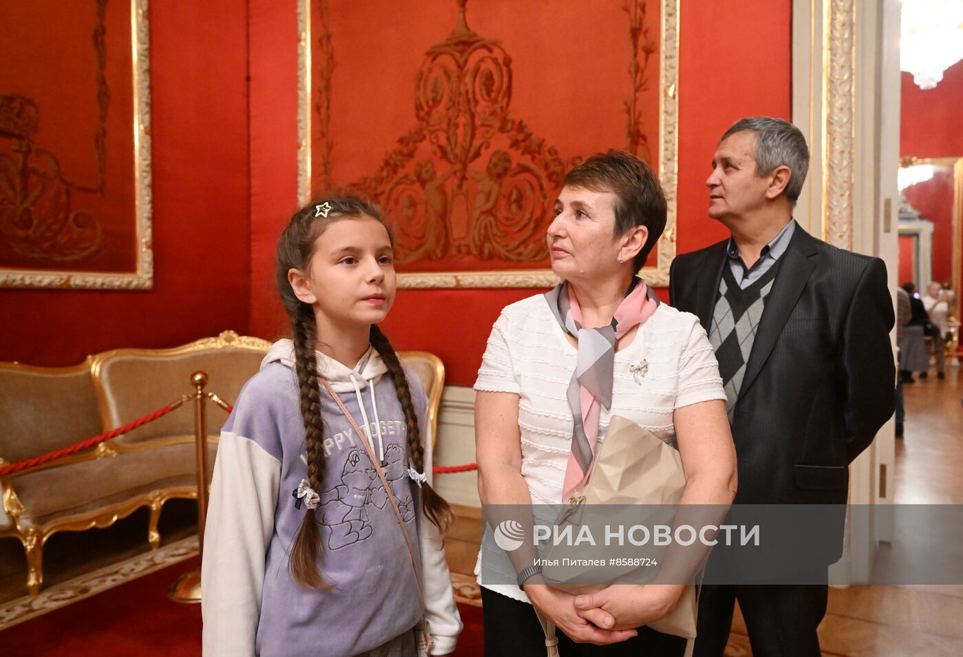 Выставка "Россия". Семья миллионного гостя выставки "Россия" посетила Большой театр