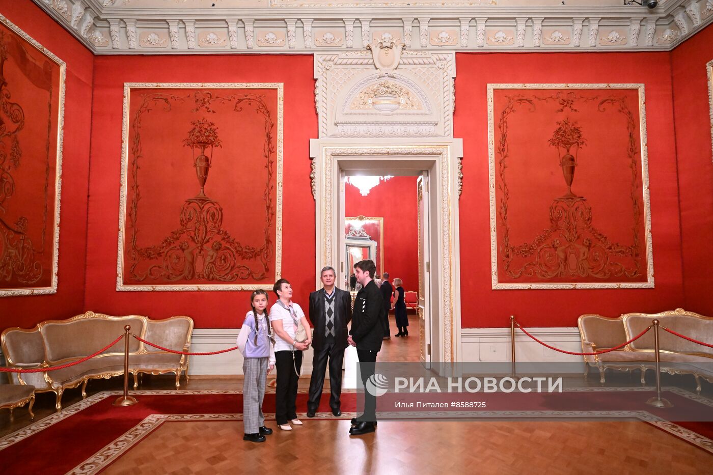 Выставка "Россия". Семья миллионного гостя выставки "Россия" посетила Большой театр