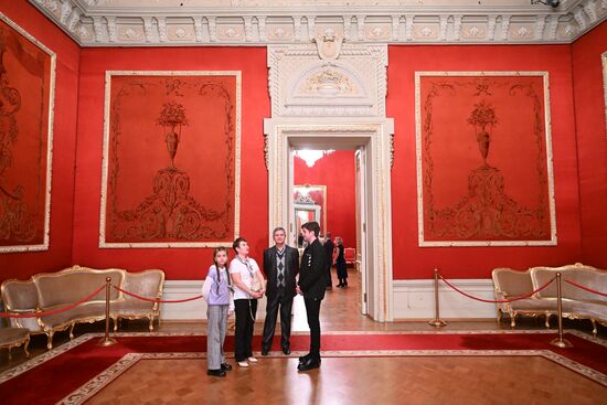 Выставка "Россия".  Семья миллионного гостя выставки "Россия" посетила Большой театр