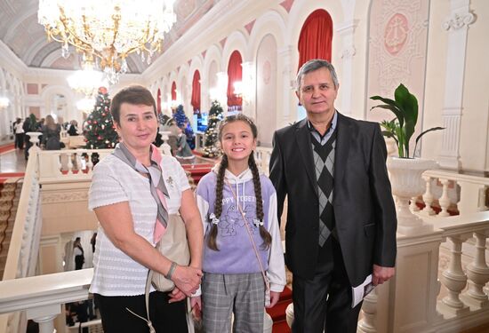 Выставка "Россия".  Семья миллионного гостя выставки "Россия" посетила Большой театр