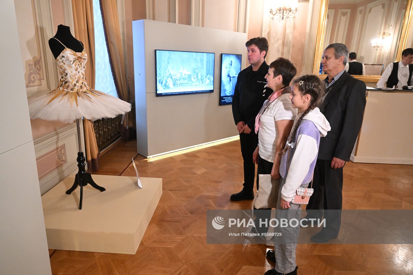 Выставка "Россия". Семья миллионного гостя выставки "Россия" посетила Большой театр