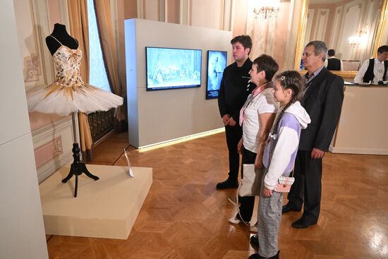 Выставка "Россия".  Семья миллионного гостя выставки "Россия" посетила Большой театр