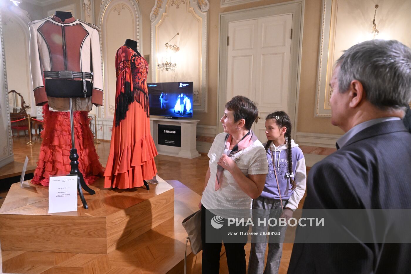 Выставка "Россия". Семья миллионного гостя выставки "Россия" посетила Большой театр