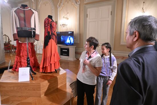 Выставка "Россия".  Семья миллионного гостя выставки "Россия" посетила Большой театр