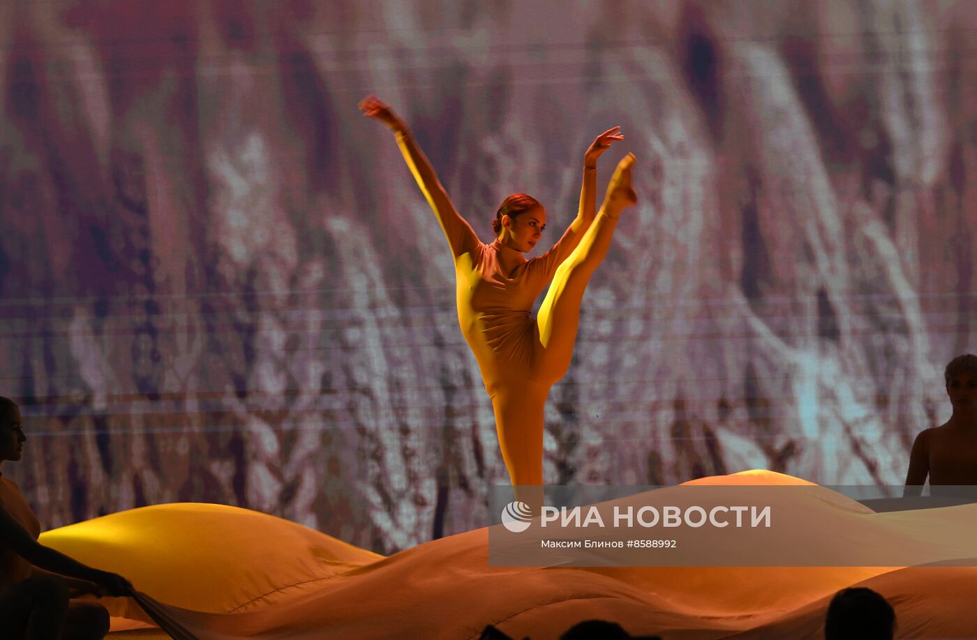 Выставка "Россия". Поэтический спектакль "Вера, Надежда, Любовь"