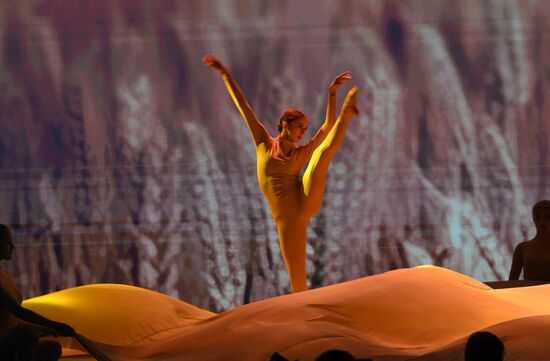 Международная выставка-форум "Россия"
Поэтический спектакль "Вера, Надежда, Любовь"
Павильон №75 Место: Россия, Москва. Автор: Максим Блинов/РИА Новости. Выставка "Россия". Поэтический спектакль "Вера, Надежда, Любовь"