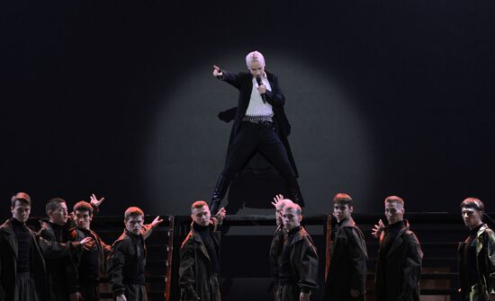 Международная выставка-форум "Россия"
Поэтический спектакль "Вера, Надежда, Любовь", SHAMAN (Ярослав Дронов), певец
Павильон №75 Место: Россия, Москва. Автор: Максим Блинов/РИА Новости. Выставка "Россия". Поэтический спектакль "Вера, Надежда, Любовь"