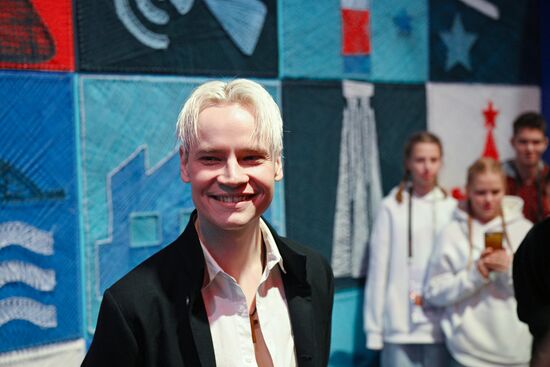 Международная выставка-форум "Россия"
Поэтический спектакль "Вера, Надежда, Любовь", SHAMAN (Ярослав Дронов), певец
Павильон №75 Место: Россия, Москва. Автор: Максим Блинов/РИА Новости. Выставка "Россия". Поэтический спектакль "Вера, Надежда, Любовь"