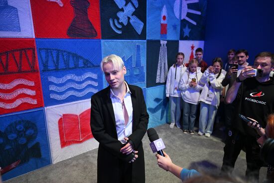 Международная выставка-форум "Россия"
Поэтический спектакль "Вера, Надежда, Любовь", SHAMAN (Ярослав Дронов), певец
Павильон №75 Место: Россия, Москва. Автор: Максим Блинов/РИА Новости. Выставка "Россия". Поэтический спектакль "Вера, Надежда, Любовь"