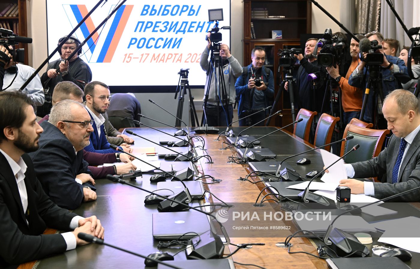Б. Надеждин подал документы в ЦИК в качестве кандидата на пост президента РФ