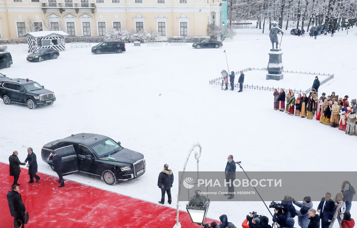 Лидеры СНГ посетили дворцы Павловска, Царского Села и Петергофа