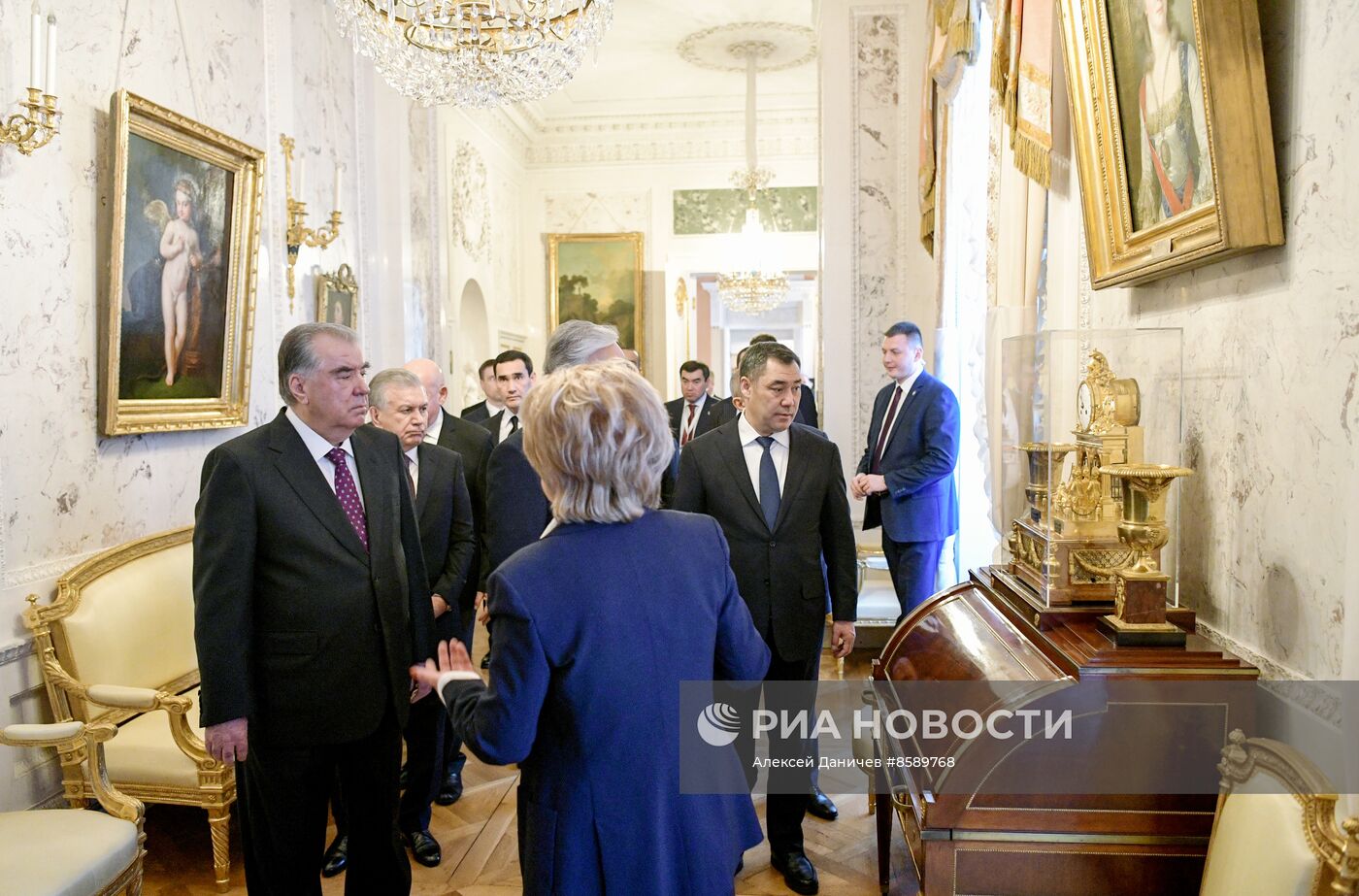 Лидеры СНГ посетили дворцы Павловска, Царского Села и Петергофа