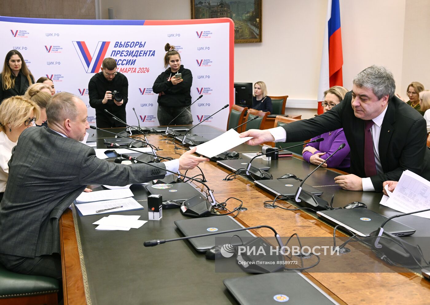 А. Богданов подал документы в ЦИК в качестве кандидата на пост президента РФ