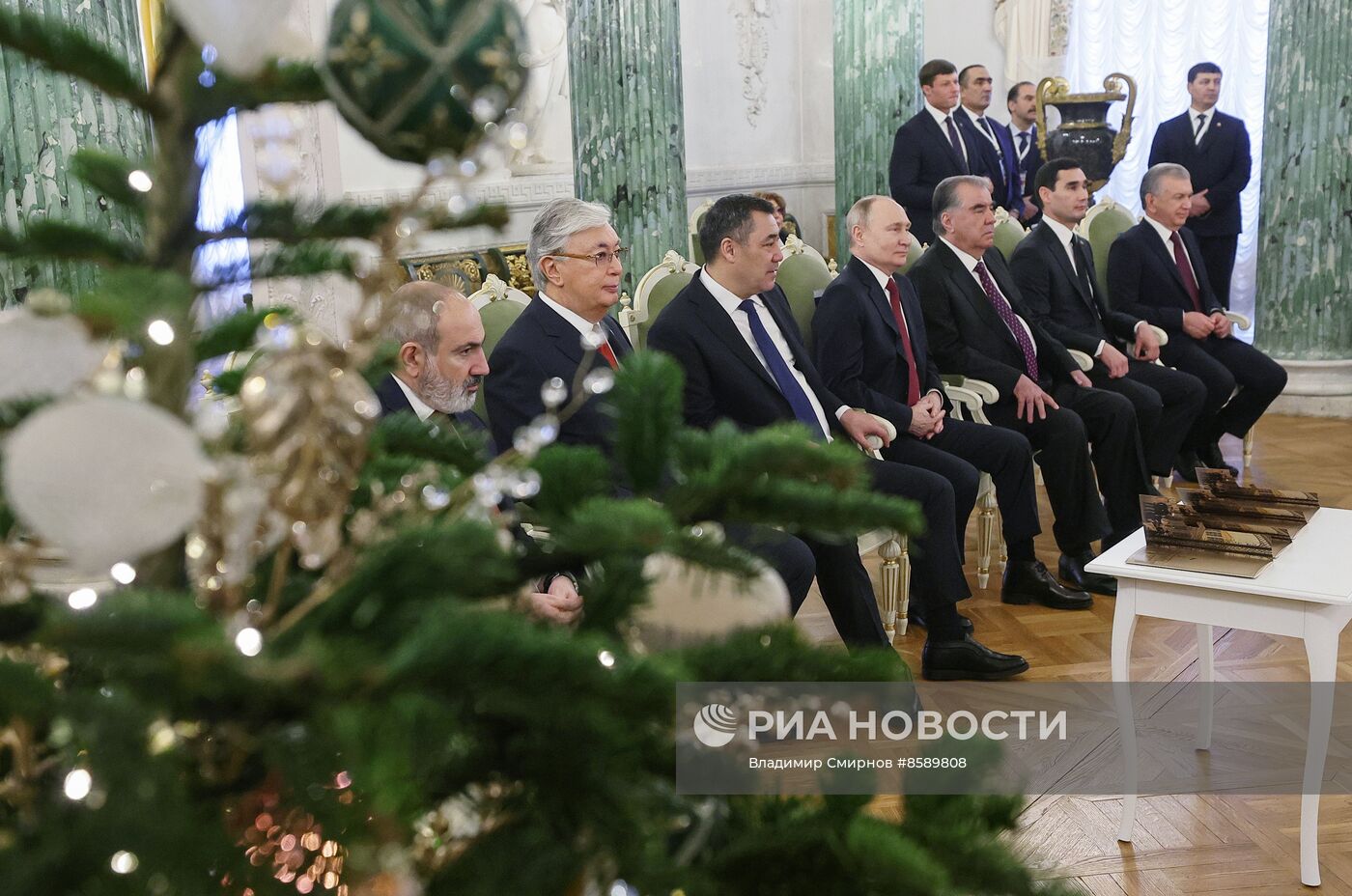 Лидеры СНГ посетили дворцы Павловска, Царского Села и Петергофа