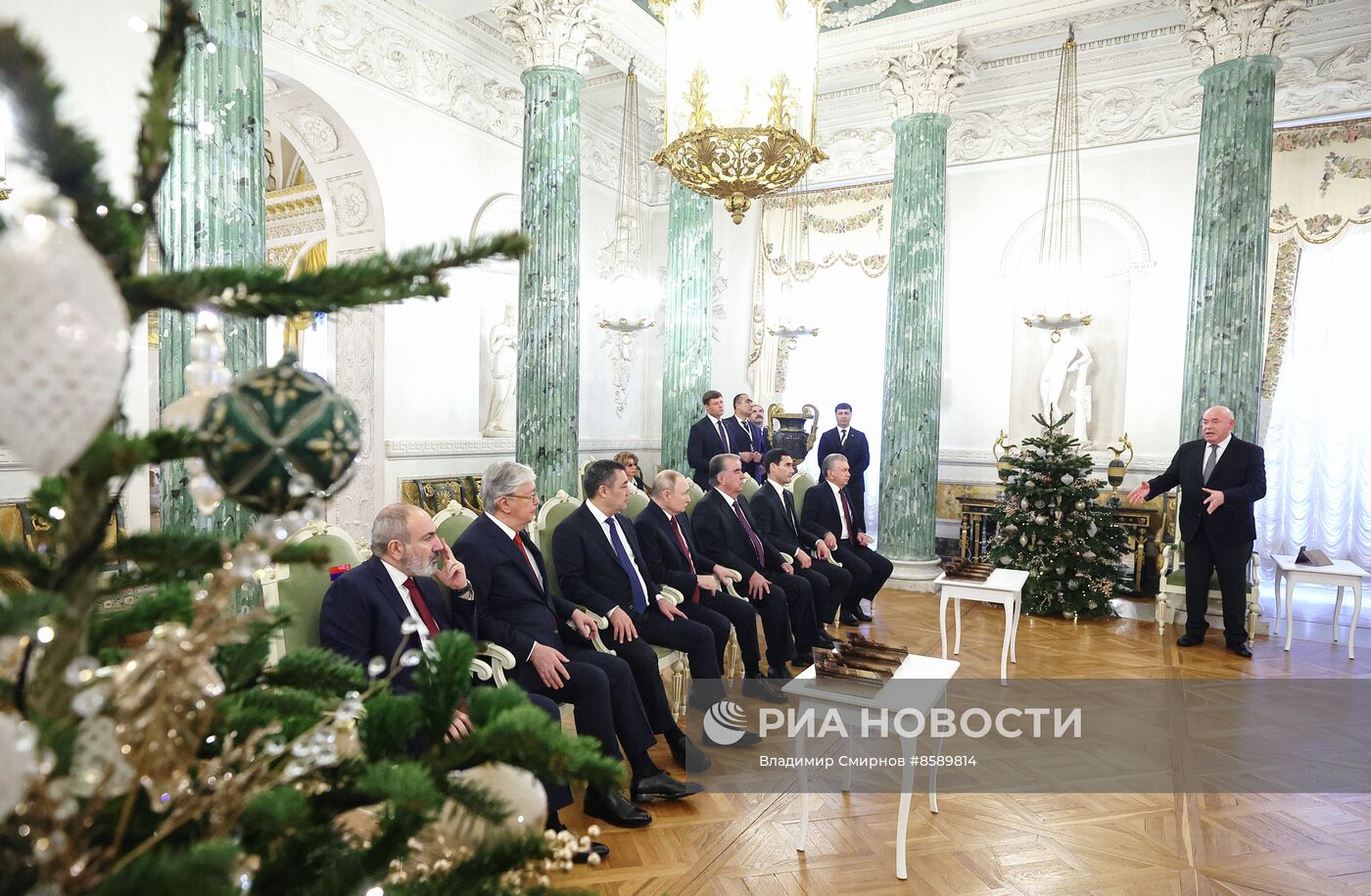 Лидеры СНГ посетили дворцы Павловска, Царского Села и Петергофа