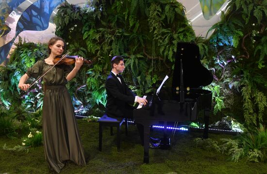 Международная выставка-форум "Россия"
Павильон D "Наша культура"
Место: Россия, Москва. Автор: Михаил Воскресенский/РИА Новости. Работа выставки "Россия"