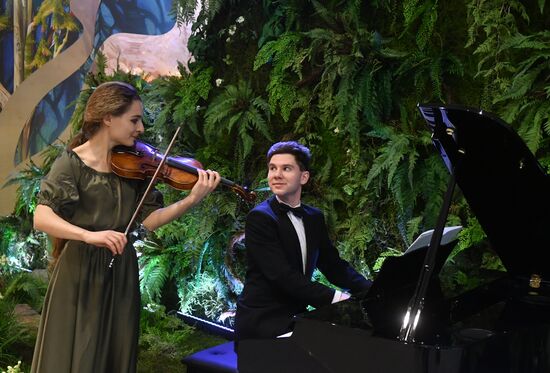 Международная выставка-форум "Россия"
Павильон D "Наша культура"
Место: Россия, Москва. Автор: Михаил Воскресенский/РИА Новости. Работа выставки "Россия"