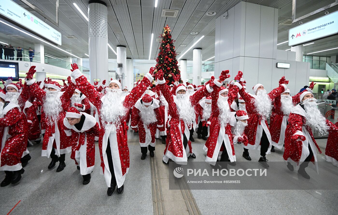 Флешмоб Дедов Морозов в Московском метро