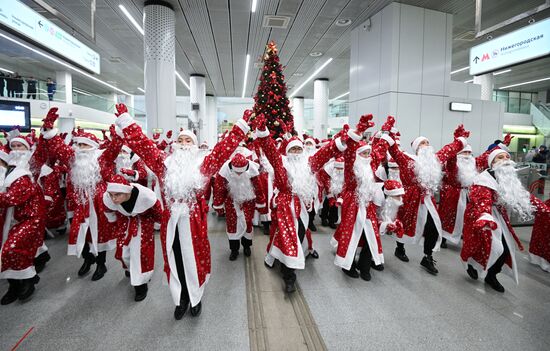 Флешмоб Дедов Морозов в Московском метро