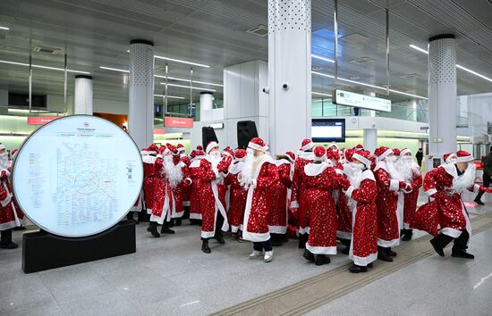 Флешмоб Дедов Морозов в Московском метро