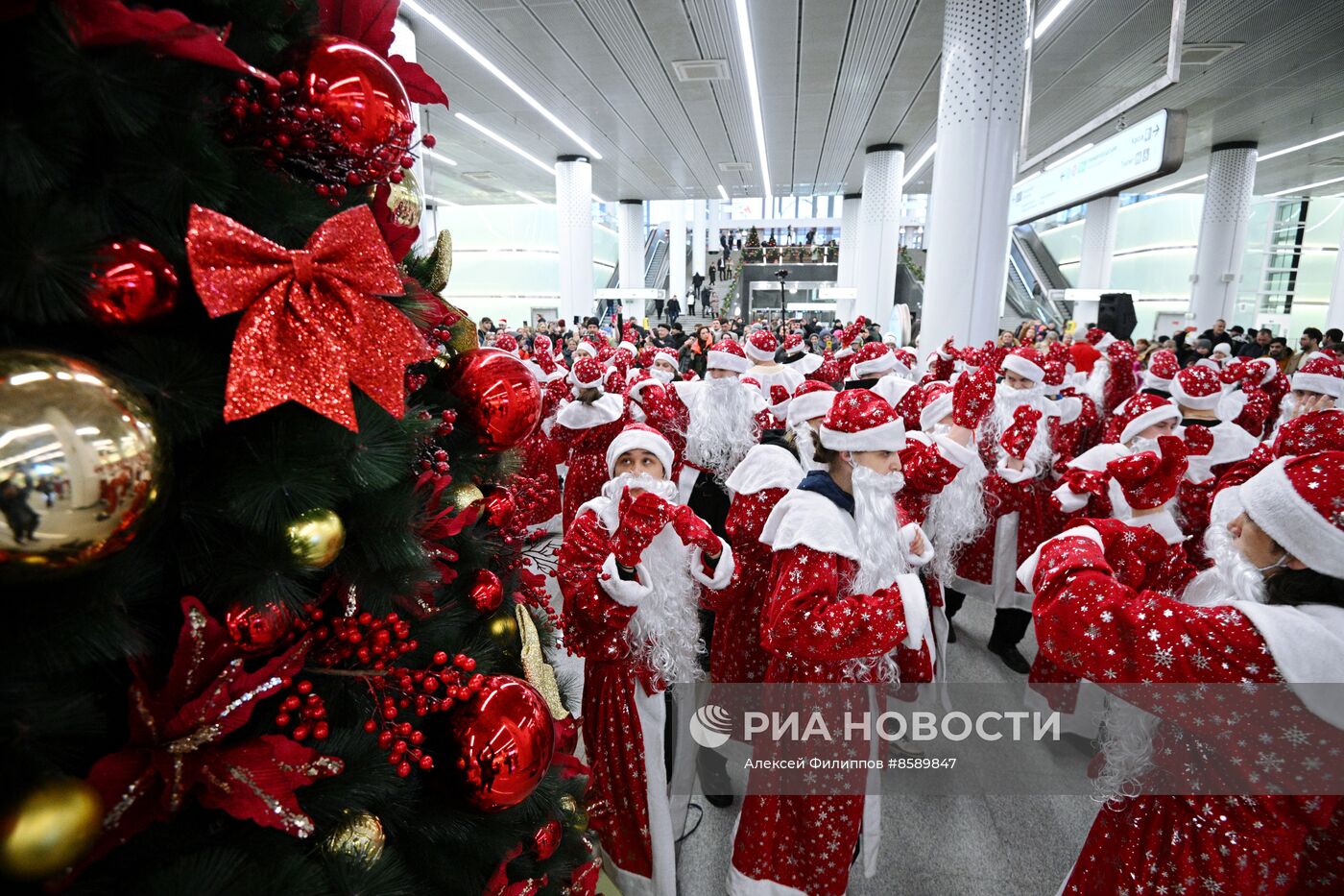 Флешмоб Дедов Морозов в Московском метро