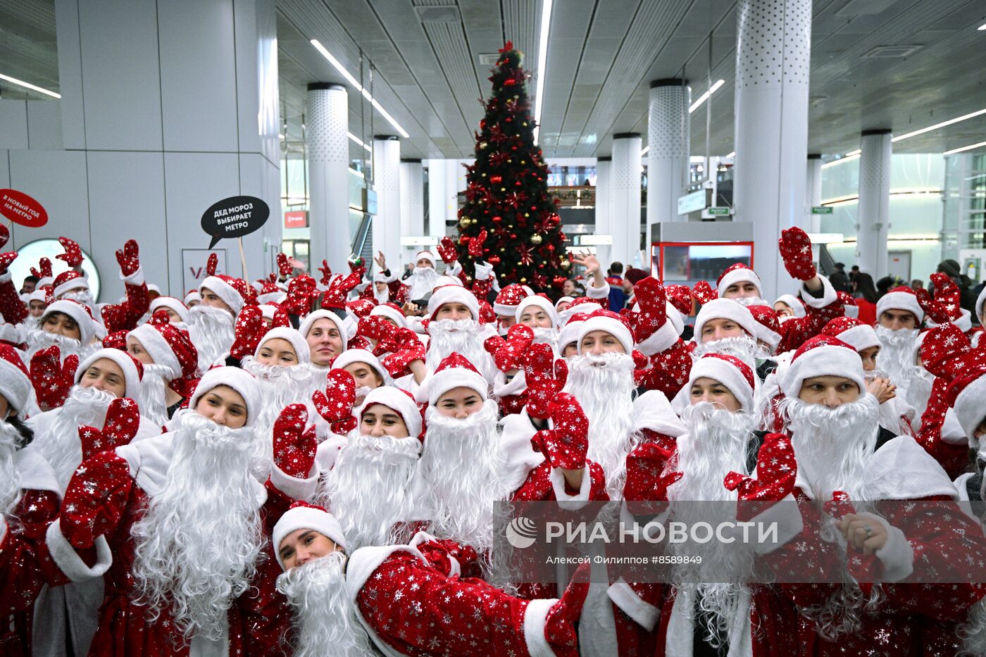 Флешмоб Дедов Морозов в Московском метро