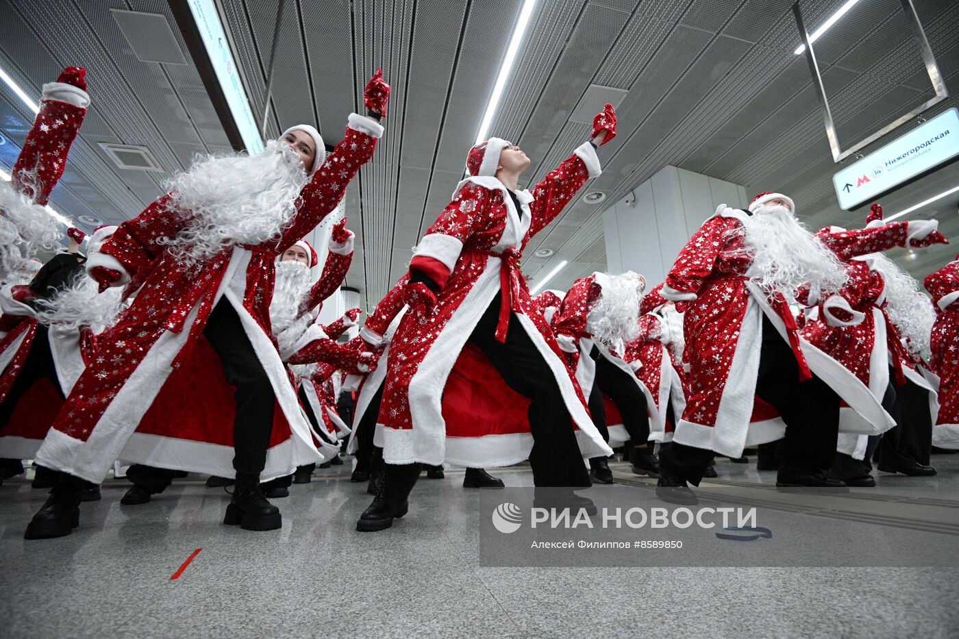 Флешмоб Дедов Морозов в Московском метро