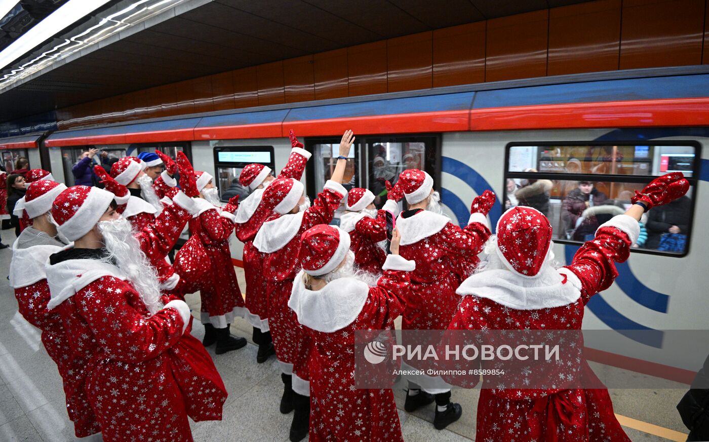 Флешмоб Дедов Морозов в Московском метро