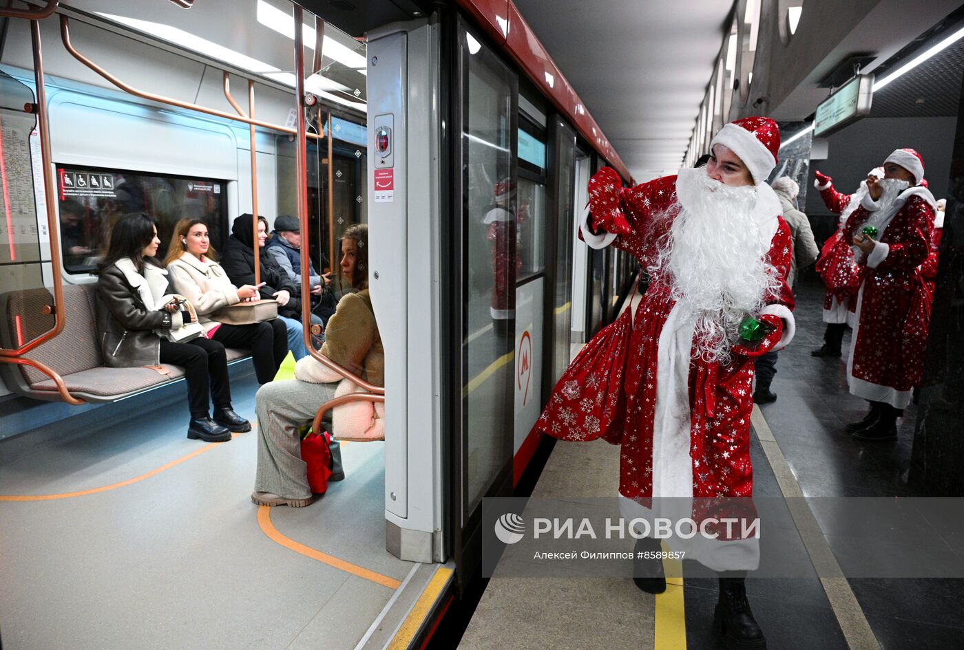 Флешмоб Дедов Морозов в Московском метро