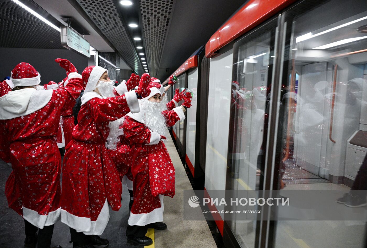 Флешмоб Дедов Морозов в Московском метро