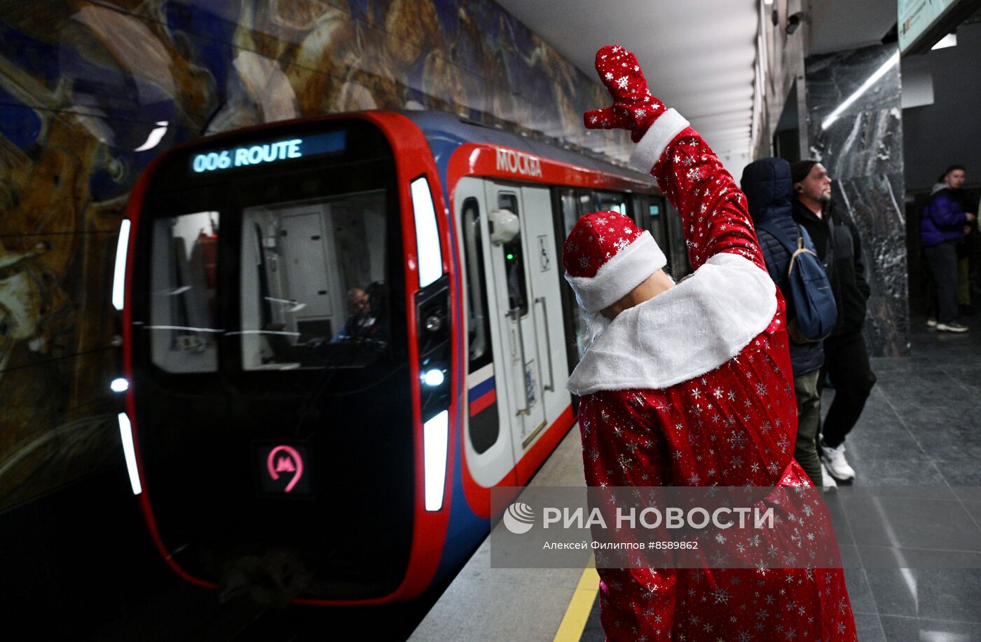 Флешмоб Дедов Морозов в Московском метро