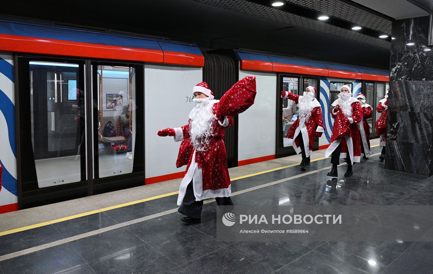 Флешмоб Дедов Морозов в Московском метро