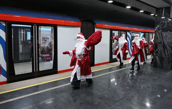 Флешмоб Дедов Морозов в Московском метро