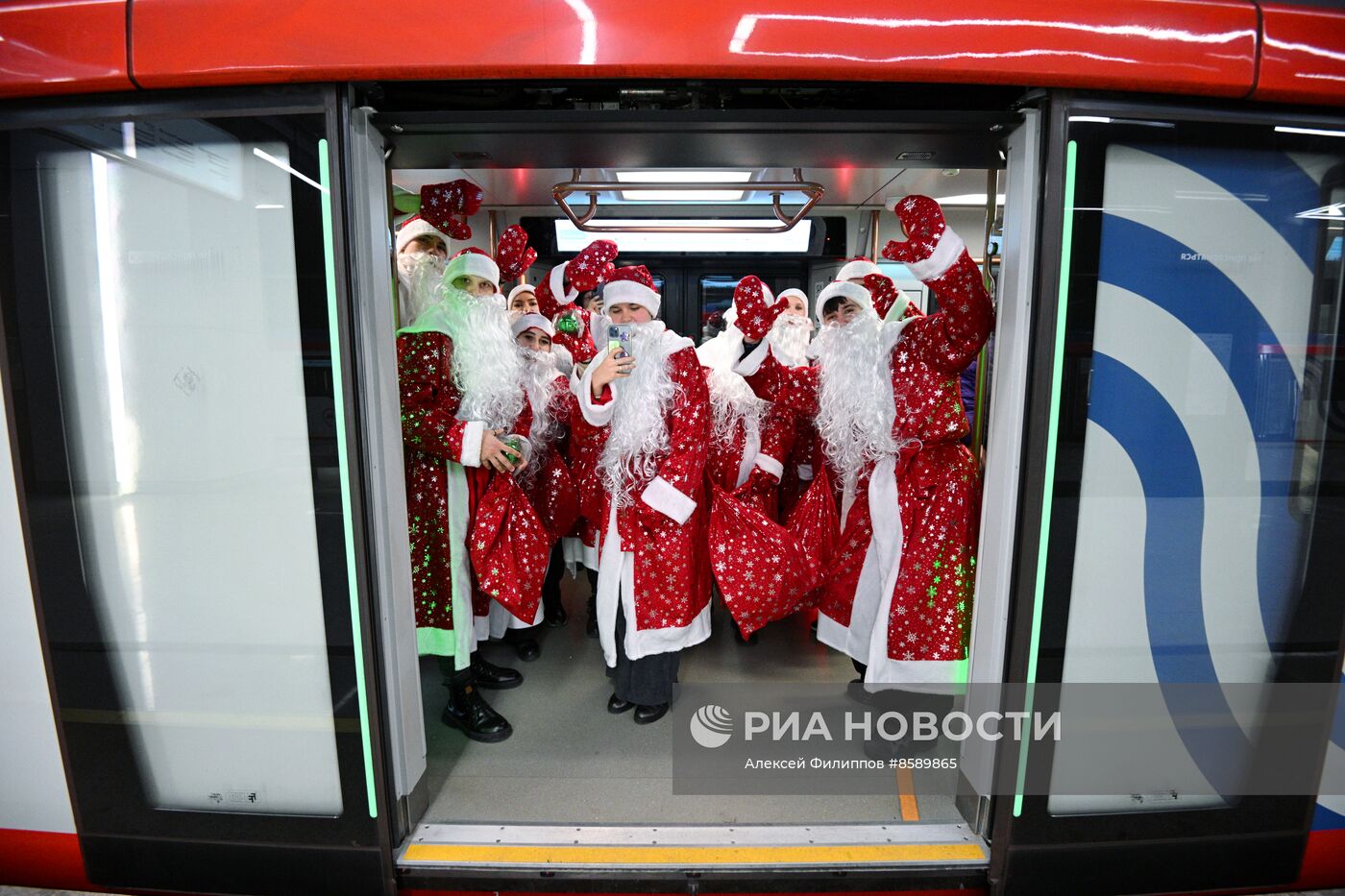 Флешмоб Дедов Морозов в Московском метро