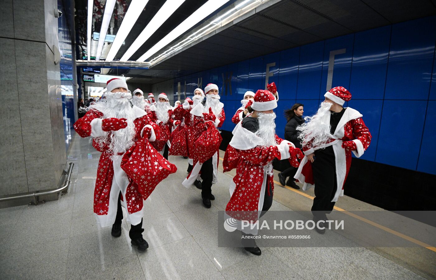 Флешмоб Дедов Морозов в Московском метро