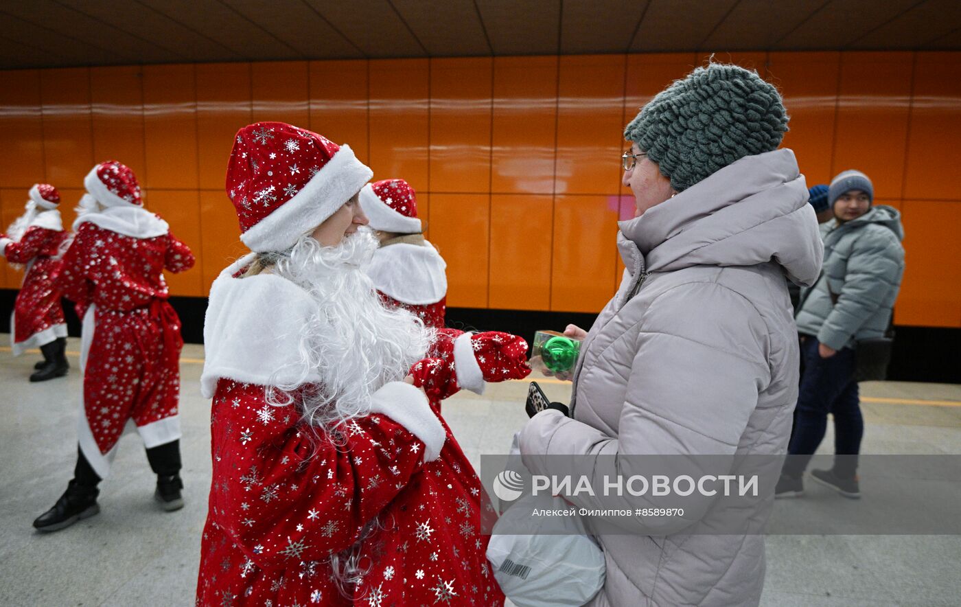 Флешмоб Дедов Морозов в Московском метро