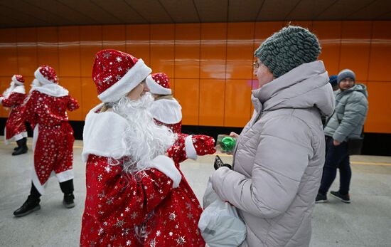 Флешмоб Дедов Морозов в Московском метро