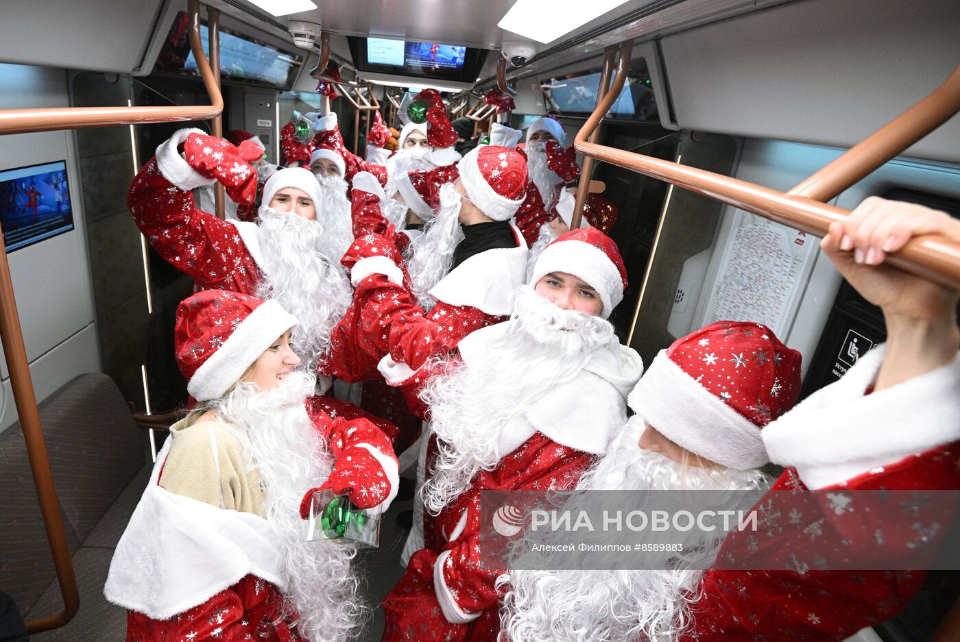 Флешмоб Дедов Морозов в Московском метро