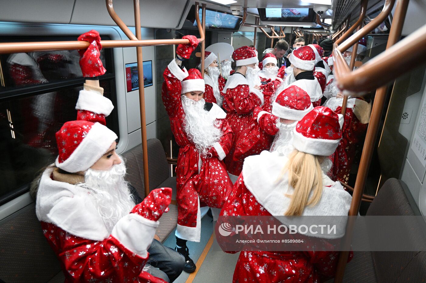 Флешмоб Дедов Морозов в Московском метро