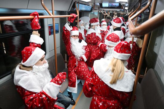 Флешмоб Дедов Морозов в Московском метро